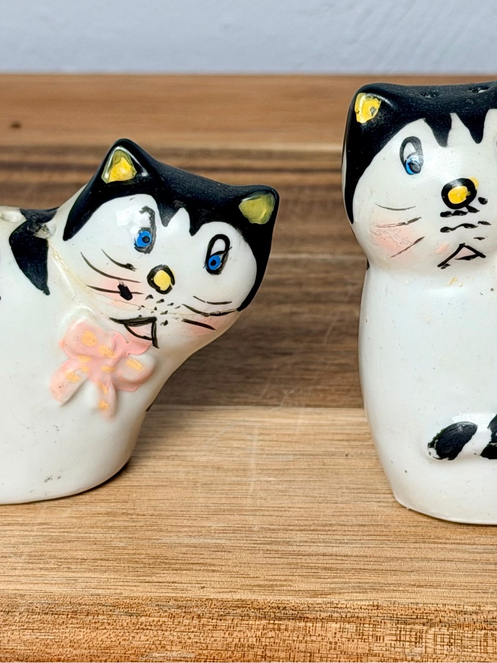 Vintage Hand painted Ceramic Cat Salt and Pepper Shakers - White and Black - Picture 7 of 10